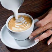 Am Tassenrand bleiben Sie mit der Milch etwas länger an einem Punkt stehen, um so den Blütenkopf zu formen. Am Tassenrand bleiben Sie mit der Milch etwas länger an einem Punkt stehen, um so den Blütenkopf zu formen.