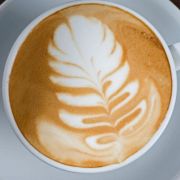 Das Ergebnis ist eine weiße Schaumblume auf Ihrem perfekten Cappuccino. Das Ergebnis ist eine weiße Schaumblume auf Ihrem perfekten Cappuccino.
