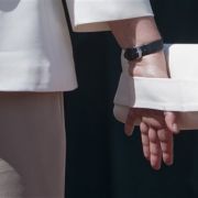 Da hat sie einen modischen Coup gelandet: Angela Merkel kommt mit schwebender Tasche zu den Wagner-Festspielen. Wer diese Clutch fürs Handgelenk entworfen hat, konnte das Kanzleramt nicht sagen. Da hat sie einen modischen Coup gelandet: Angela Merkel kommt mit schwebender Tasche zu den Wagner-Festspielen. Wer diese Clutch fürs Handgelenk entworfen hat, konnte das Kanzleramt nicht sagen.