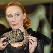 Clutch-Bag mit Glitzer-Sammelsurium. Schauspielerin Andrea Sawatzki zeigt sich bei der Premiere zu Jud Süß - Film ohne Gewissen glamourös. Tasche passt zur Kette passt zu den Fingernägeln. Clutch-Bag mit Glitzer-Sammelsurium. Schauspielerin Andrea Sawatzki zeigt sich bei der Premiere zu Jud Süß - Film ohne Gewissen glamourös. Tasche passt zur Kette passt zu den Fingernägeln.