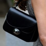 Frankreichs First Lady hat so viele Schlagzeilen in der Klatschpresse zu verkraften, da geht sie zumindest mit ihrer Taschenwahl auf Nummer sicher: Carla Brunis 3D von Dior ist so auffällig wie schlicht und kostet 2200 Dollar in der kleinen und 2400 Dolla Frankreichs First Lady hat so viele Schlagzeilen in der Klatschpresse zu verkraften, da geht sie zumindest mit ihrer Taschenwahl auf Nummer sicher: Carla Brunis 3D von Dior ist so auffällig wie schlicht und kostet 2200 Dollar in der kleinen und 2400 Dolla