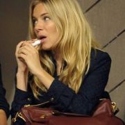 Sienna Miller hat sogar ihre eigene Tasche, die Sienna des australischen Labels Kooba. Aber die trägt sie natürlich nicht ständig. Bei den US-Open war das It-Girl mit der Saffinano von Prada zu sehen. Ein Klassiker halt, passend zum Tennis. Sienna Miller hat sogar ihre eigene Tasche, die Sienna des australischen Labels Kooba. Aber die trägt sie natürlich nicht ständig. Bei den US-Open war das It-Girl mit der Saffinano von Prada zu sehen. Ein Klassiker halt, passend zum Tennis.