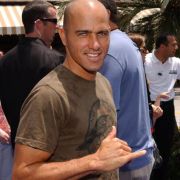 Kelly Slater ist ein Surfer und so kleidet er sich auch, unaufgeregt lässig. Kelly Slater ist ein Surfer und so kleidet er sich auch, unaufgeregt lässig.