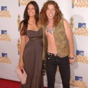 Ganz so lässig wie Kelly Slater ist Shaun White nicht, auch wenn er sich krampfhaft darum bemüht. Ganz so lässig wie Kelly Slater ist Shaun White nicht, auch wenn er sich krampfhaft darum bemüht.