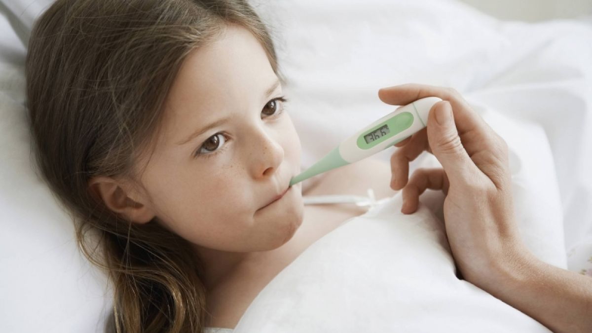 Bei Kindern gilt: Bei Fieber über 38,5 Grad muss der Nachwuchs zum Doktor, um Fieberschübe zu verhindern. (Foto)