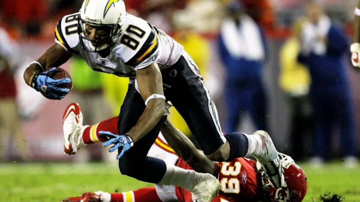 Der Wide Receiver der San Diego Chargers, Malcom Floyd (80), versucht dem Cornerback der Kansas City Chiefs, Brandon Carr (39), zu entkommen. (Foto)