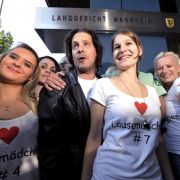 Zum Auftakt des Kachelmann-Prozesses erschien Oliver Pocher als Doppelgänger des Wettermannes. Zum Auftakt des Kachelmann-Prozesses erschien Oliver Pocher als Doppelgänger des Wettermannes.