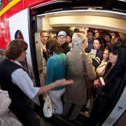 Die Bahn ist meistens viel zu voll zum Lernen. Die Bahn ist meistens viel zu voll zum Lernen.