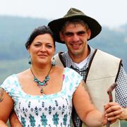 Dafür durfte die Fleischfachverkäuferin Moni mit zu Lämmes auf den Hof. Eigentlich hatte die sich für Biobauer Johannes beworben. Der hat ihr jedoch sofort einen Korb gegeben. Dafür durfte die Fleischfachverkäuferin Moni mit zu Lämmes auf den Hof. Eigentlich hatte die sich für Biobauer Johannes beworben. Der hat ihr jedoch sofort einen Korb gegeben.