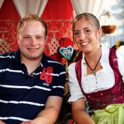 Lukas (21), der junge Rinderwirt, hat Regina (20, Hauswirtschafterin aus Bayern) zu sich auf den Hof eingeladen. Lukas (21), der junge Rinderwirt, hat Regina (20, Hauswirtschafterin aus Bayern) zu sich auf den Hof eingeladen.