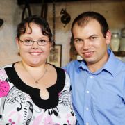 Martin (29), der schüchterne Schwabe, wird Jennifer (23, Bäckerin aus Niedersachsen) seiner Mutter Mathilde vorstellen. Martin (29), der schüchterne Schwabe, wird Jennifer (23, Bäckerin aus Niedersachsen) seiner Mutter Mathilde vorstellen.