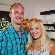 Volker (28), der muntere Milchbauer, wird mit Verena (25, Einzelhandelskauffrau aus dem Frankenland) die Woche nach dem Scheunenfest verbringen. Volker (28), der muntere Milchbauer, wird mit Verena (25, Einzelhandelskauffrau aus dem Frankenland) die Woche nach dem Scheunenfest verbringen.