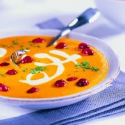 Möhrensuppe mit getrockneten Cranberries Möhrensuppe mit getrockneten Cranberries