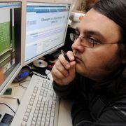 Blass, übergewichtig, fettiges Haar: der Informatik-Student. Blass, übergewichtig, fettiges Haar: der Informatik-Student.