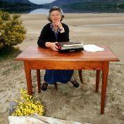 Rosamunde Pilcher sitzt im Grünen. Rosamunde Pilcher sitzt im Grünen.
