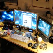 Der Schreibtisch des Technik-Nerds wird nur nachts gebraucht. Der Schreibtisch des Technik-Nerds wird nur nachts gebraucht.