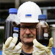 Rohöl ist der Treibstoff der Welt schlechthin. Das schwarze Gold dient zur Erzeugung von Wärme, Elektrizität und als Treibstoff fast aller Verkehrs- und Transportmittel. Auch in der chemischen Industrie ist Erdöl nicht wegzudenken, zur Herst Rohöl ist der Treibstoff der Welt schlechthin. Das schwarze Gold dient zur Erzeugung von Wärme, Elektrizität und als Treibstoff fast aller Verkehrs- und Transportmittel. Auch in der chemischen Industrie ist Erdöl nicht wegzudenken, zur Herst