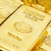 In der Eurokrise erschien Gold als der einzig sichere Hafen, um das Ersparte vor der Inflation zu retten. Wie weit wird der Goldpreis von derzeit 1400 Dollar je Feinunze (31,1 Gramm) noch steigen? 90 Prozent der Goldnachfrage entfallen auf Schmuck und Ind In der Eurokrise erschien Gold als der einzig sichere Hafen, um das Ersparte vor der Inflation zu retten. Wie weit wird der Goldpreis von derzeit 1400 Dollar je Feinunze (31,1 Gramm) noch steigen? 90 Prozent der Goldnachfrage entfallen auf Schmuck und Ind