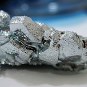 In der Natur kommt Gallium meist nur als Beimischung in Aluminium-, Zink- oder Germaniumerzen vor. Gallium wird als Nebenprodukt bei der Aluminiumherstellung aus Bauxit gewonnen. Der größte Teil des Galliums wird zum Halbleiter Galliumarsenid weiterverarb In der Natur kommt Gallium meist nur als Beimischung in Aluminium-, Zink- oder Germaniumerzen vor. Gallium wird als Nebenprodukt bei der Aluminiumherstellung aus Bauxit gewonnen. Der größte Teil des Galliums wird zum Halbleiter Galliumarsenid weiterverarb