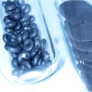 Selen gehört mit Germanium und Indium zu den Gewürzmetallen. Diese zeichnen sich dadurch aus, dass sie sehr selten vorkommen und zudem nur als Nebenprodukt gewonnen werden können. Gewürzmetalle sind Beifänge - das heißt, wird d Selen gehört mit Germanium und Indium zu den Gewürzmetallen. Diese zeichnen sich dadurch aus, dass sie sehr selten vorkommen und zudem nur als Nebenprodukt gewonnen werden können. Gewürzmetalle sind Beifänge - das heißt, wird d