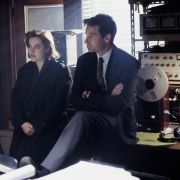 In den 1990er Jahren ein wahrer Straßenfeger: Akte X. Dem FBI-Agenten Fox Mulder (David Duchovny) wird eines Tages die rationale Ärztin und FRBI-Agentin Dana Scully (Gillian Anderson) an die Seite gestellt. Das ist wichtig, denn Mulder glaubt an Aus In den 1990er Jahren ein wahrer Straßenfeger: Akte X. Dem FBI-Agenten Fox Mulder (David Duchovny) wird eines Tages die rationale Ärztin und FRBI-Agentin Dana Scully (Gillian Anderson) an die Seite gestellt. Das ist wichtig, denn Mulder glaubt an Aus