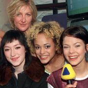 Nä, wat süüüß: im Jahr 2001 posieren die damaligen Viva-Moderatorinnen Charlotte Roche (M.), Milka Loff Fernandes (M.r.) und Jessica Schwarz (r.). Nä, wat süüüß: im Jahr 2001 posieren die damaligen Viva-Moderatorinnen Charlotte Roche (M.), Milka Loff Fernandes (M.r.) und Jessica Schwarz (r.).