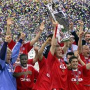 Der Chef reckt den Pokal in Mailands Sommerbrise: Stefan Effenberg. Der Chef reckt den Pokal in Mailands Sommerbrise: Stefan Effenberg.