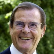Seit seinem letzten Abenteurer als 007 (Im Angesicht des Todes, 1985) hat sich Roger Moore mehr und mehr aus dem Filmgeschäft zurückgezogen. Seit seinem letzten Abenteurer als 007 (Im Angesicht des Todes, 1985) hat sich Roger Moore mehr und mehr aus dem Filmgeschäft zurückgezogen.