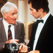 Denn Timothy Dalton verkörperte in den nächsten zwei Abenteuern (Der Hauch des Todes, Lizenz zum Töten) den waghalsigen Charmeur. Denn Timothy Dalton verkörperte in den nächsten zwei Abenteuern (Der Hauch des Todes, Lizenz zum Töten) den waghalsigen Charmeur.