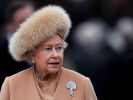 Auch eine Königin bekommt mal kalte Ohren: Ihre königlichen Lauscher schützt die Queen stilecht mit einer Pelzmütze vor der Winterkälte. (Foto)