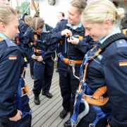 Weibliche Besatzungsmitglieder bereiten sich vor dem Auslaufen des Segelschulschiffes im August 2010 in Kiel an Bord der Gorch Fock auf den Aufstieg in die Masten vor. Weibliche Besatzungsmitglieder bereiten sich vor dem Auslaufen des Segelschulschiffes im August 2010 in Kiel an Bord der Gorch Fock auf den Aufstieg in die Masten vor.