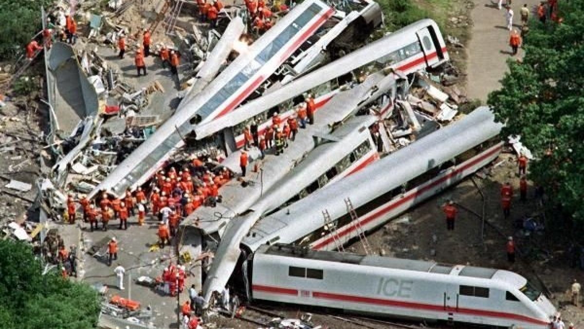 1998 kam es zu einem der schwersten Zugunglücke in Deutschland: 101 Menschen starben in dem entgleisten ICE bei Eschede. (Foto)