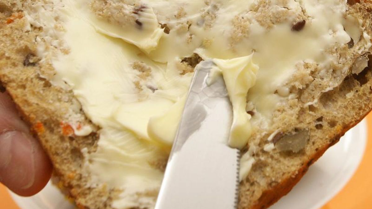 Viele Kunden vermissen die Butter auf dem Bäckerbrötchen. (Foto)