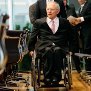 Am 12. Oktober 1990 wurde der CDU-Politiker Wolfgang Schäuble bei einem Attentat während einer Wahlkampfveranstaltung von einem psychisch kranken Mann niedergeschossen. Eine Kugel traf den damaligen Innenminister im Rückenmark. der die Folgen der Ve Am 12. Oktober 1990 wurde der CDU-Politiker Wolfgang Schäuble bei einem Attentat während einer Wahlkampfveranstaltung von einem psychisch kranken Mann niedergeschossen. Eine Kugel traf den damaligen Innenminister im Rückenmark. der die Folgen der Ve