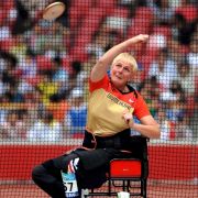 Seit 1976 ist Marianne Buggenhagen an den Rollstuhl gefesselt. Bereits ein Jahr später begann sie mit dem Behindertensport, um die neue Lebenssituation besser zu bewältigen - 1989 wurde sie Leistungssportlerin. Seit 1976 ist Marianne Buggenhagen an den Rollstuhl gefesselt. Bereits ein Jahr später begann sie mit dem Behindertensport, um die neue Lebenssituation besser zu bewältigen - 1989 wurde sie Leistungssportlerin.