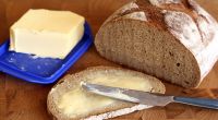 Margarine statt Butter - aber so leicht ist es nicht. Manche der pflanzlichen Streichfette, wie Rama oder die Ja-Produkte, enthalten nämlich Milch.