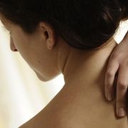 Egal ob Brummifahrer, Bürohengst oder Krankenschwester: Jeder, der über mehrere Stunden hochkonzentriert arbeitet, ist ein typischer Kandidat für einen steifen Nacken. Egal ob Brummifahrer, Bürohengst oder Krankenschwester: Jeder, der über mehrere Stunden hochkonzentriert arbeitet, ist ein typischer Kandidat für einen steifen Nacken.