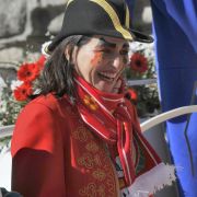So kennen sie sicher die Wenigsten: Die seriöse Journalistin Anne Will beim Rosenmontagsumzug 2011 in Köln. So kennen sie sicher die Wenigsten: Die seriöse Journalistin Anne Will beim Rosenmontagsumzug 2011 in Köln.