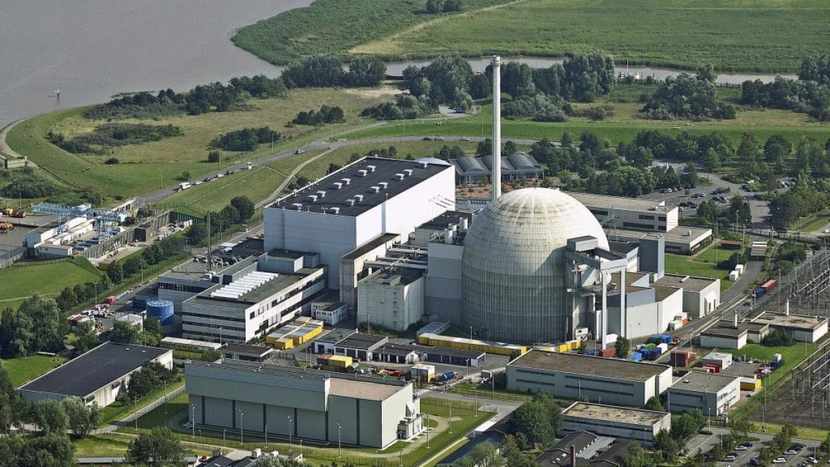 Diese Luftaufnahme zeigt das Atomkraftwerk Unterweser. Es ist eines der Kraftwerke, die vorübergehend abgeschaltet wurden. (Foto)