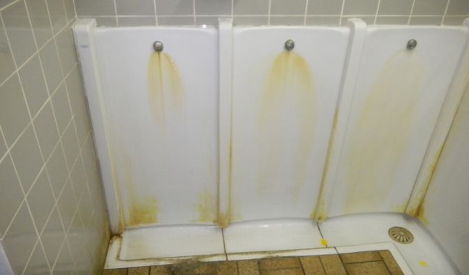Urinstein, Rost und Schmutz - die sanitären Anlagen deutscher Tankstellen weisen hygienische Mängel auf. Das stellte der ADAC beim EuroTest 2011 fest.