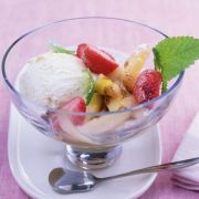 Vanilleeis mit karamelisiertem Spargel und Erdbeeren Vanilleeis mit karamelisiertem Spargel und Erdbeeren