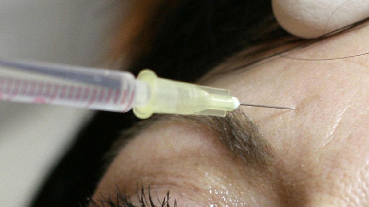 Inzwischen lassen sich jährlich 150.000 Deutsche das Nervengift Botox unter die Haut spritzen, um ihre Mimikfalten zu glätten. (Foto)