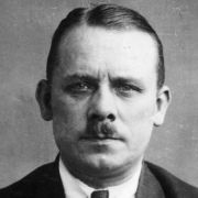Fritz Haarmann wurde 1925 wegen Mordes an 27 Jungen im Alter zwischen zehn und 22 Jahren in Hannover hingerichtet. Haarmann sagte aus, dass er seine Opfer durch einen Biss in den Hals getötet und anschließend zerstückelt hat. Haarmann handelte mit Wurstko Fritz Haarmann wurde 1925 wegen Mordes an 27 Jungen im Alter zwischen zehn und 22 Jahren in Hannover hingerichtet. Haarmann sagte aus, dass er seine Opfer durch einen Biss in den Hals getötet und anschließend zerstückelt hat. Haarmann handelte mit Wurstko
