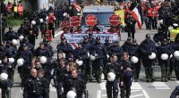 Auch Heilbronn wird nicht verschont: Teilnehmer eines Neonazi-Aufmarsches gehen durch die Stadt und werden dabei von Polizisten begleitet. Der Aufzug der Rechtsextremen richtete sich gegen die Arbeitnehmerfreizügigkeit.