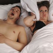 Krach im Schlafzimmer: Wenn der Partner so laut schnarcht wie ein Presslufthammer, ist an Schlaf nicht mehr zu denken. Doch das muss nicht sein. Mit ein paar Tricks können Sie für Ruhe im Bett sorgen. Krach im Schlafzimmer: Wenn der Partner so laut schnarcht wie ein Presslufthammer, ist an Schlaf nicht mehr zu denken. Doch das muss nicht sein. Mit ein paar Tricks können Sie für Ruhe im Bett sorgen.