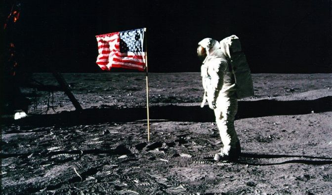 Neil Armstrong war der erste Mensch auf dem Mond. Oder nicht?