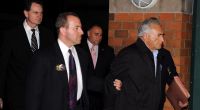 Dominique Strauss-Kahn wird von einem Mitarbeiter der New Yorker Polizei abgeführt.