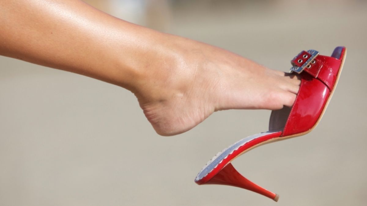 Wer hohe Absätze trägt, hat besseren Sex. Das Laufen auf hochhackigen Schuhen trainiert die Beckenbodenmuskulatur  und das steigert das Lustempfinden. (Foto)