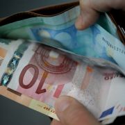 Grund 1: Fangen wir bei unser aller Liebstem an - dem Geld. Grund 1: Fangen wir bei unser aller Liebstem an - dem Geld.