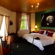 Alle Zimmer sind detailverliebt und liebevoll dekoriert. Alle Zimmer sind detailverliebt und liebevoll dekoriert.